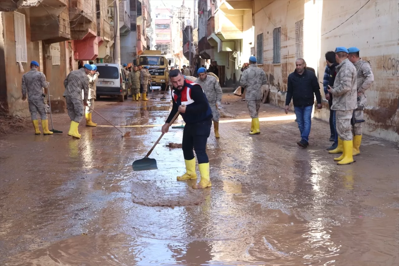 Sanliurfa-Mehmetcik-Sel-Felaketini-Temizliyor-Detay.webp