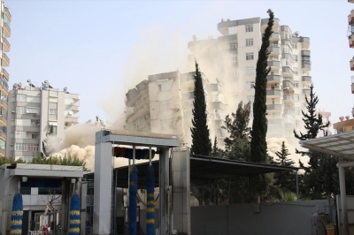 Adana’da deprem nedeniyle acil yıkım kararı verilen Ayas Sitesi imha edildi