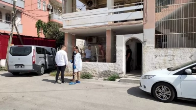 Yaşlı kadın ölü, oğlu bilekleri kesilmiş halde bulundu