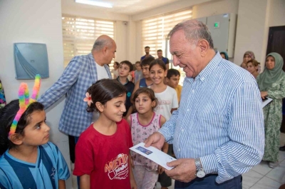 Başkan Akay ihtiyaç sahibi öğrencilere ‘Eğitim Destek Kartı’ verdi