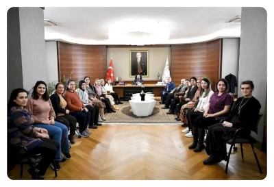 Başkan Uludağ'dan kadın personeline jest