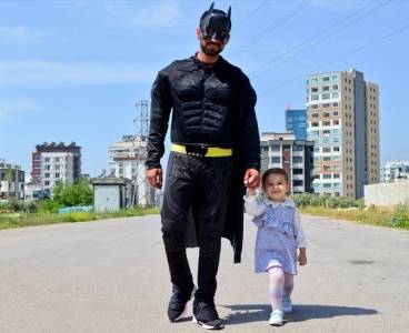 Mersin'de bir taksici Batman kostümüyle hizmet veriyor
