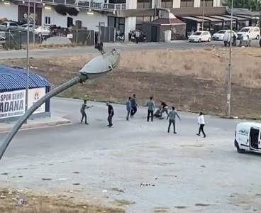 9 kişinin bıçaklı ve sopalı kavgası kameralara yansıdı