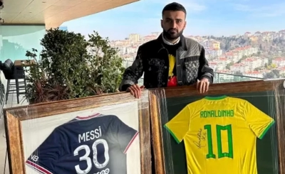 CZN Burak, depremzedeler için imzalı formaları sattı!