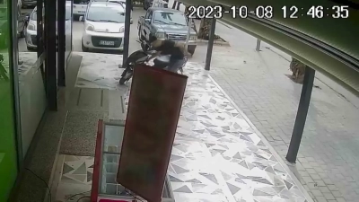 Cep telefonu hırsızı evinde saklanırken yakalandı