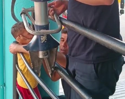 Ceyhan’da korkuluklara kafası sıkışan çocuğu itfaiye kurtardı