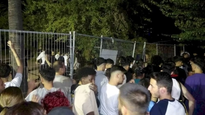 İptal edilen Rock Festivali’nde gençler bariyerleri yıkıp içeri girdi