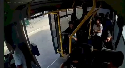 Hareket halindeki dolmuş kapısı açık kalınca yolcu düştü