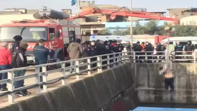 Seyhan Nehrinde bulunan erkek cesedi vinçle çıkarıldı