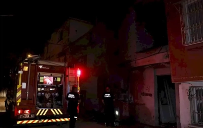Kundaklanan ev yanarak kullanılamaz hale geldi