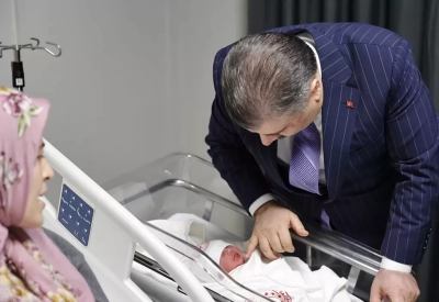 Sağlık Bakanı Koca’dan yeni yılın ilk bebeğine ziyaret