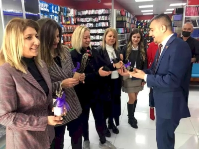 Muhtar Göktürk Güngör'den kadınlara ilginç hediye