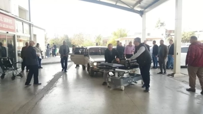 Kozan'da çifte römorkun devrilmesi sonucu 34 işçi yaralandı