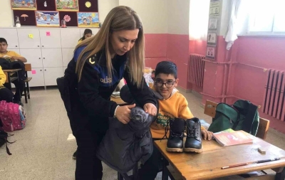 Sarıçam’da polis öğrencilere mont ve bot dağıttı