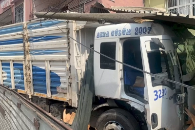 Kamyon, ağaca ve oturan adama çarpıp odunluğa girdi