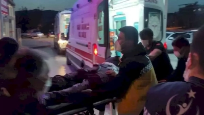 Kozan’da motosiklet sürücüsü otomobilin altında kaldı