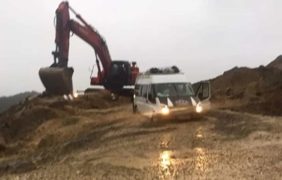 Kozan’da heyelan oluşan yolda mahsur kalan minibüs kurtarıldı