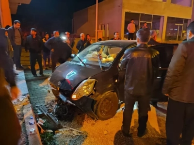 Kozan’da tilkiye çarpan otomobil kaldırıma çıktı: 4 Yaralı
