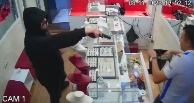 Kuyumcuyu soydu, kaçarken kendini vurdu