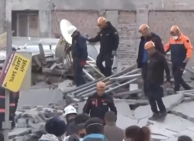 Malatya’da ağır hasarlı 5 katlı bina çöktü