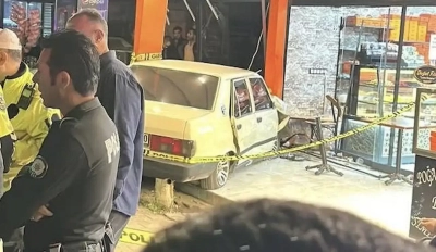 Kozan Yolu’nda Otomobil Kuruyemiş Dükkanına Girdi: 1 Ölü