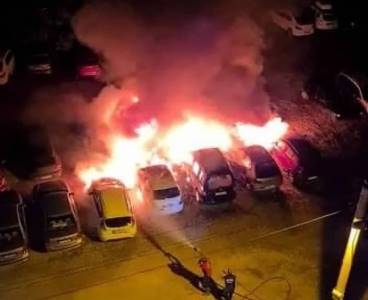 Mersin'de otoparkta çıkan yangında 12 araç kül oldu