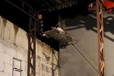 Pencereden düşen adamı itfaiye vinçle kurtardı