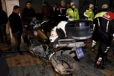 Dur ihtarına uymayan otomobil polis motosikletine çarptı: 2 polis yaralı