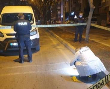 Evinin önünde oturan kişi, silahlı saldırıya uğradı