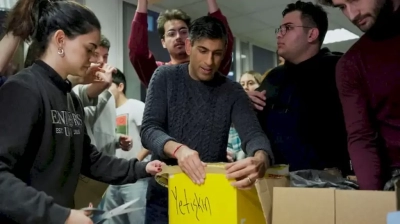 İngiltere Başbakanı Sunak, depremzedeler için yardım malzemesi paketledi