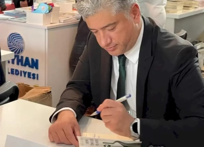 Sadullah Kısacık okurlarına kitabını imzaladı