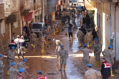 Asker, jandarma, polis Şanlıurfa’da selin izlerini siliyor