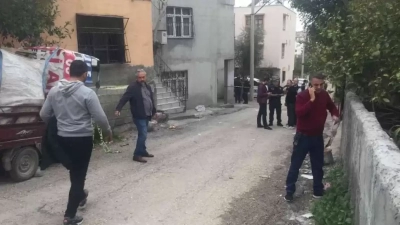 Sarıçam'da bir kişi annesini sokak ortasında öldürdü