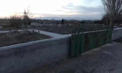 Mezarlıkta bedeninin yarısı toprağa gömülü kadın cesedi bulundu