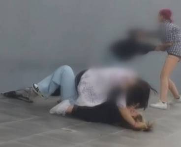 İzmir'de 2 kızı feci şekilde dövdüler