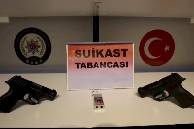 Adana polisi bir eve düzenlediği baskında suikast tabancası ele geçirdi