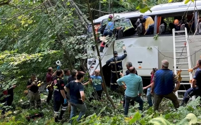 Yine otobüs kazası: Tur otobüsü şarampole yuvarlandı