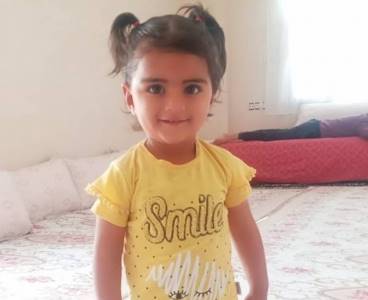 2 yaşındaki çocuğa serseri mermi isabet etti