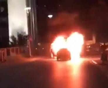 İsrail'i protesto için İstanbul Başkonsolosluğu önünde otomobillerini yaktılar