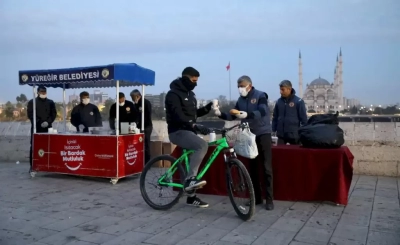 Yüreğir Belediyesi’nden tarihi Taşköprü’de vatandaşlara çorba ikramı