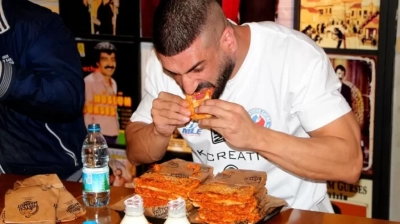 ’Acılı Adana Tostu’ yeme yarışmasını Avustralyalı James Webby kazandı