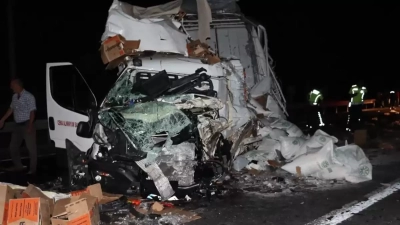 Lastiği patlayan kamyonet ile tır kafa kafaya çarpıştı: 4 yaralı