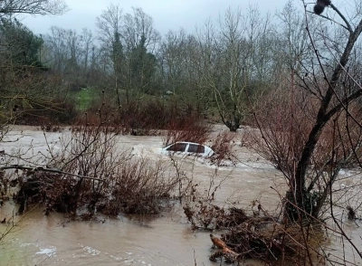 Sağanak yağmur sonrası çaya sürüklenen otomobil sürücüsü boğuldu