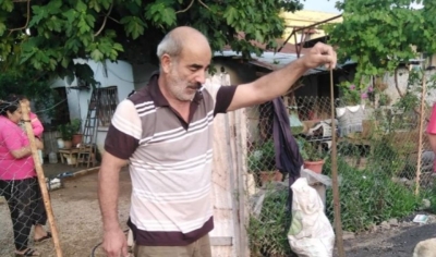 Kozan’da bir kişi eve giren yılanı eliyle yakaladı
