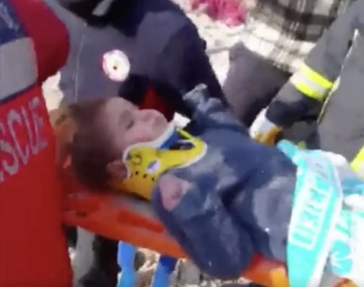 Fahrettin Koca, 150’nci saatte kurtarılan minik kızı paylaştı