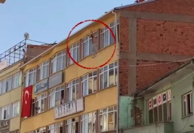 Bunalıma giren şahıs 5 katlı binanın çatısından atladı!