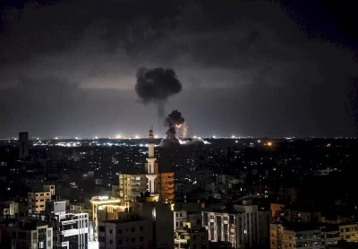 İsrail, abluka altındaki Gazze Şeridi'ni bombaladı