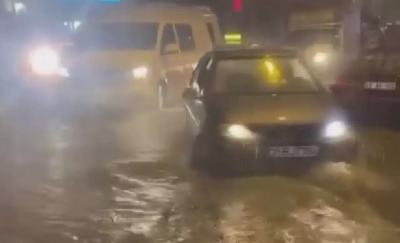 İzmir’de yağan aşırı yağmur araçları yolda bıraktı!