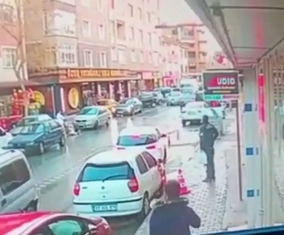 Koca vahşeti! Karısını, kızının yanında öldürdü