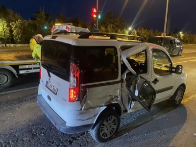 Freni patlayan kamyon kırmızı ışıkta bekleyen 6 aracı biçti